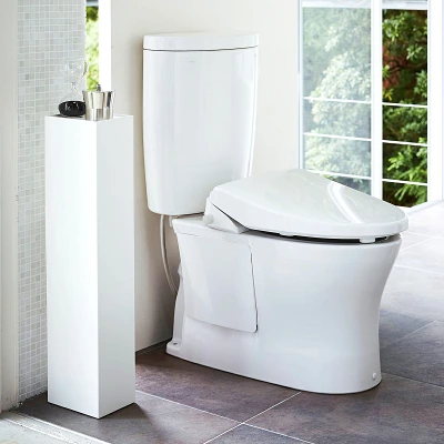 トイレの脇に置かれた山崎実業 スリムトイレラック タワー、ホワイト・品番3509